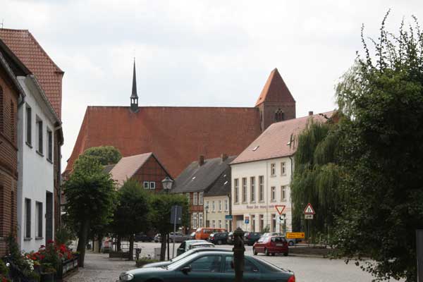 marktplatz-mit-kirche