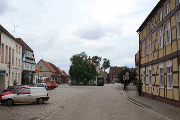 marktplatz-mit-rathaus