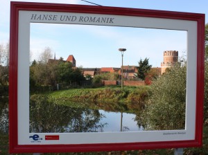 Gerahmter Blick vom Elberadweg am Wehl, zur historischen Altstadt.